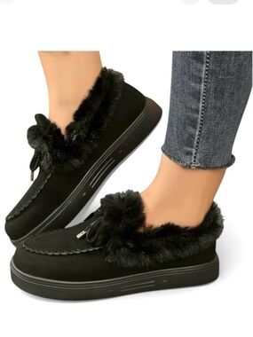 BLACK FAUX FUR LINED PLUSH BOOTIES - BRAND NEW